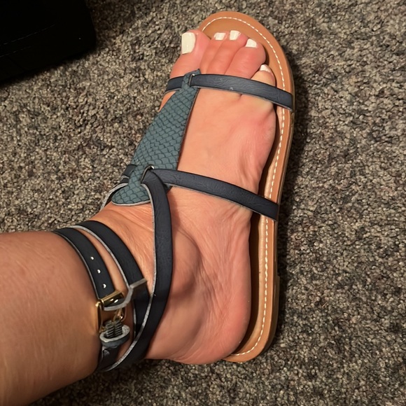 Blue saddles with wrap around strap New size 8 - Picture 3 of 8